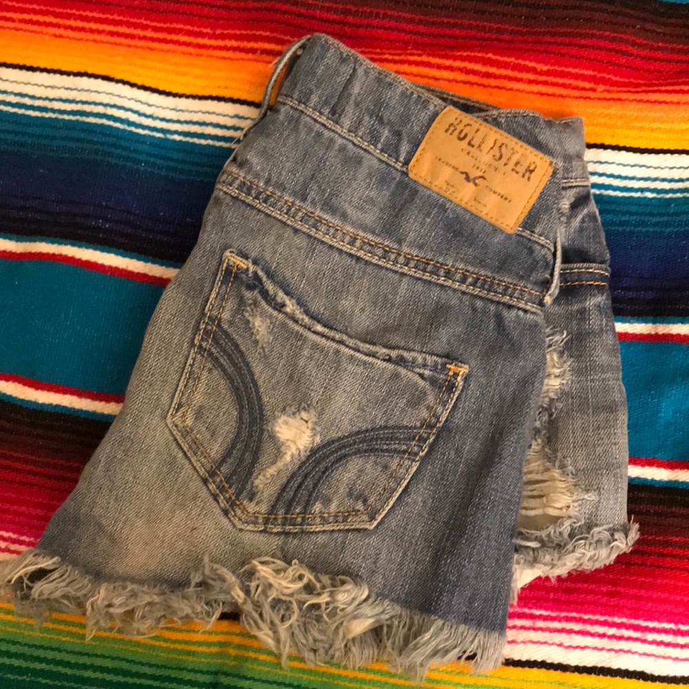 DISTRESSED JEAN SHORTS